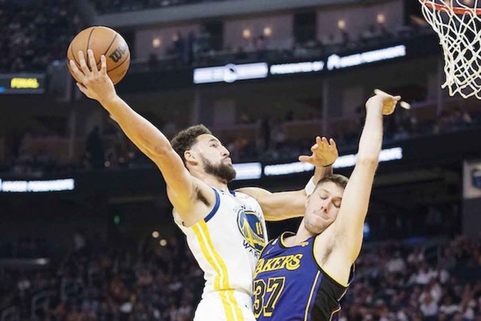 Golden State Warriors’ Klay Thompson soars for a layup against the defense of Los Angeles Lakers’ Matt Ryan. LAKERS NATION PHOTO