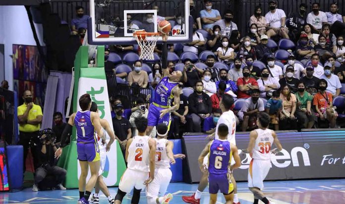 Magnolia Chicken Timplados Hotshots’ Calvin Abueva falls short with his layup after being fouled by Negrense Jeffrei Chan of NorthPort Batang Pier. PBA MEDIA BUREAU