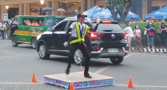 Traffic enforcer Hazel Nagar wowed the judges and motorists with her dancing talent while managing the flow of traffic. She emerged the champion of the Bacolod Dancing Traffic Enforcer Challenge 2022. SCREENGRAB FROM AKSYON DALE SALAZAR FB VIDEO