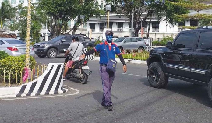 Mayor Jerry Treñas says the city government is again implementing the City Regulation Ordinance No. 338 that allows traffic aides to confiscate licenses of erring drivers who will be caught violating traffic laws within Iloilo City. PN FILE PHOTO