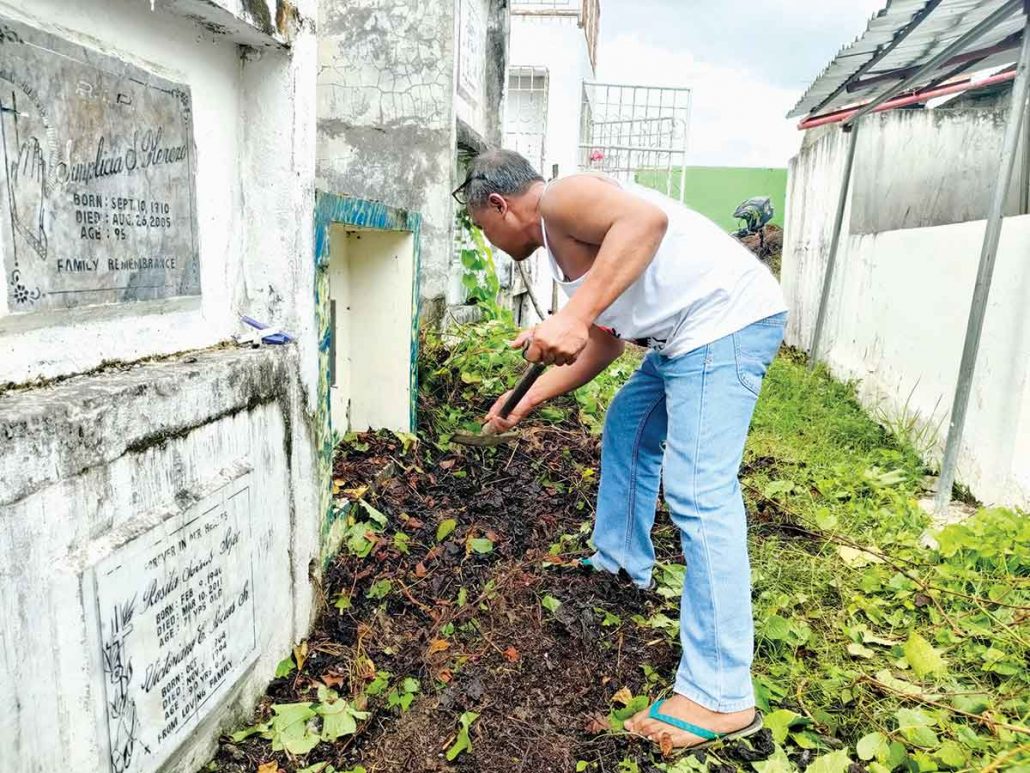 Ready For ‘undas Ilonggos Start Sprucing Up Cemeteries