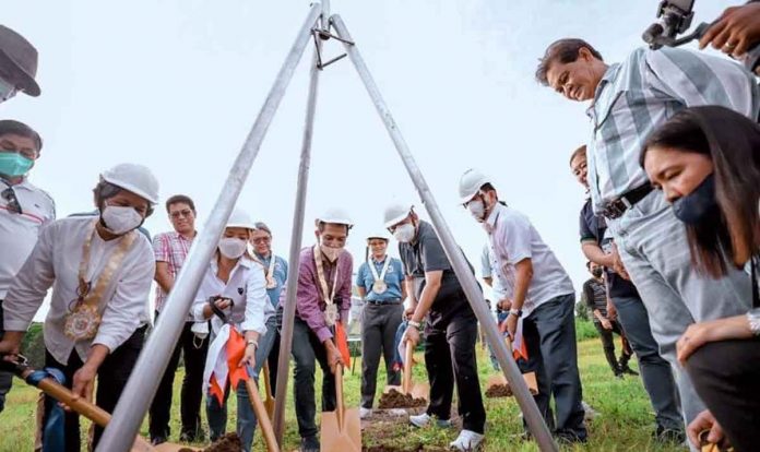 Department of Human Settlements and Urban Development secretary Jose Rizalino “Jerry” Acuzar, Mayor Jerry Treñas, Cong. Julienne Baronda, Vice Mayor Jeffrey Ganzon, other city officials, and representatives from Pag-IBIG led the groundbreaking for the Uswag Residential Complex in Barangay San Isidro, Jaro district on Friday, Sept. 30. JERRY TREÑAS/FB PHOTO