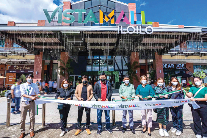 Villar Group Chairman Manny Villar (4th from left) leads the ribbon-cutting ceremony for the official opening of 10 new stores at Vista Mall Iloilo on Oct. 21, 2022 in Barangay Pulo Maestra Vita, Oton, Iloilo. With him are (from second from left) Doris Dy, Erl Millanes, Vladimir Alabado, Florence Bernardo, Nercy Torrilla, and Michelle Barrientos.