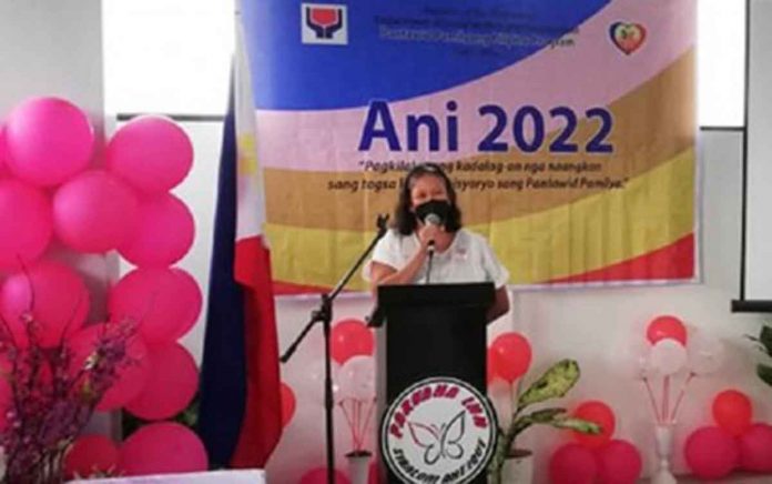 Georgia Fadol gives her testimony on how the Pantawid Pamilyang Pilipino Program (4Ps) has helped send her three children to school during a graduation ceremony on Oct. 27, 2022. A total of 316 household beneficiaries from Sibalom, Antique exited the program during the ceremony. PNA PHOTO BY ANNABEL CONSUELO J. PETINGLAY