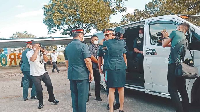 Philippine National Police chief, General Rodolfo Azurin, Jr., arrives at the Camp Gen. Martin Delgado in Fort San Pedro, Iloilo City on Thursday afternoon, Nov. 10. He is welcomed by Police Regional Office 6 director, Brigadier General Leo Francisco. This is the first official visit to the PRO-6 by the nation’s top cop since his appointment. RUBY SILUBRICO/PN