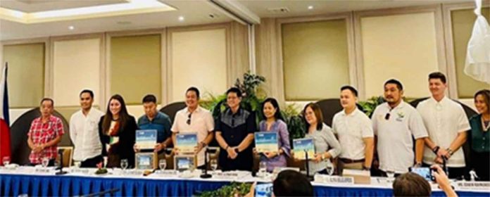 The Economic Development Committee Region 6 led by its chairman, Atty. Jobert Peñaflorida (6th from left, left photo), spearheads the Boracay Stakeholders Forum at the Henann Park Resort in Boracay Island.