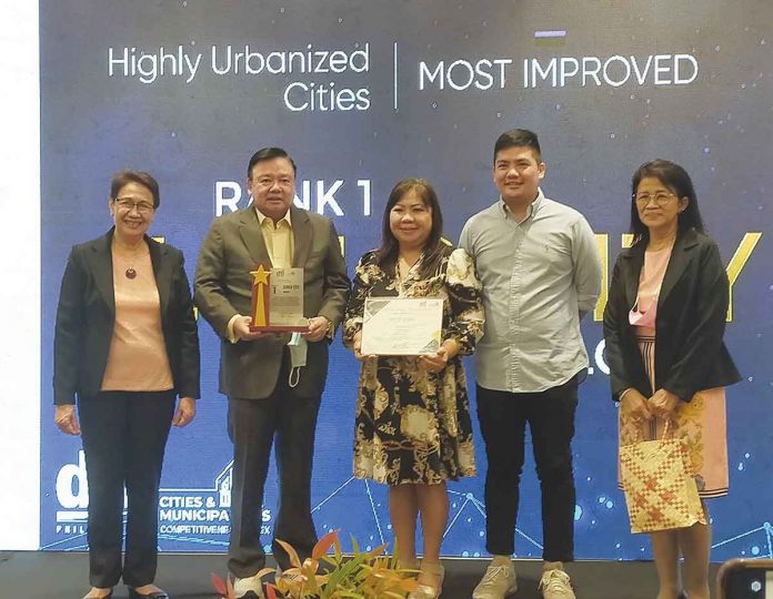 Iloilo City’s Mayor Jerry P. Treñas (2nd from left) receives the city’s Most Improved LGU award (rank 1) during the Department of Trade and Industry’s 6th Regional Cities and Municipalities Competitiveness Index for Competitive LGUs awarding ceremony at Park Inn by Radisson Iloilo in Mandurriao, Iloilo City. DTI-6 PHOTO