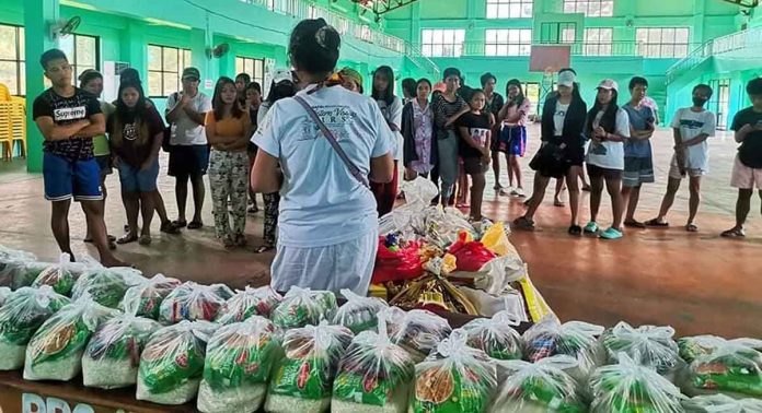 The Antique provincial government and the Provincial Social Welfare and Development Office distribute food packs to students stranded at the University of Antique-Hamtic Campus due to Tropical Storm “Paeng”. PROVINCE OF ANTIQUE FACEBOOK PAGE PHOTO