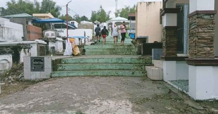 Residents of the municipality of Sibalom, Antique arrive in trickles at the public cemetery on Oct. 31, 2022. Continuous rainfall since Oct. 28, induced by Severe Tropical Storm “Paeng” created muddy trails. ANNABEL CONSUELO J. PETINGLAY/PNA PHOTO