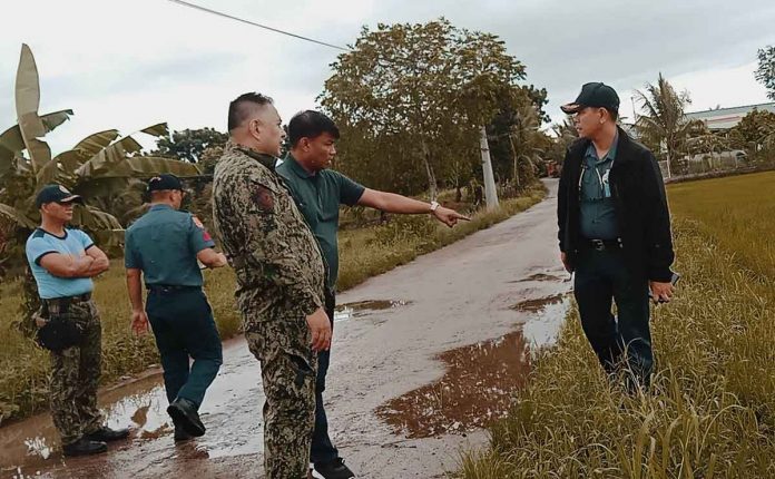 Police Colonel Noel Aliño (3rd from right), director of the Iloilo Police Provincial Office, visits the crime scene of the Sept. 14, 2002 killings of three young businessmen n in Barangay Villa Pani-an, Estancia. Iloilo. IPPO PHOTO