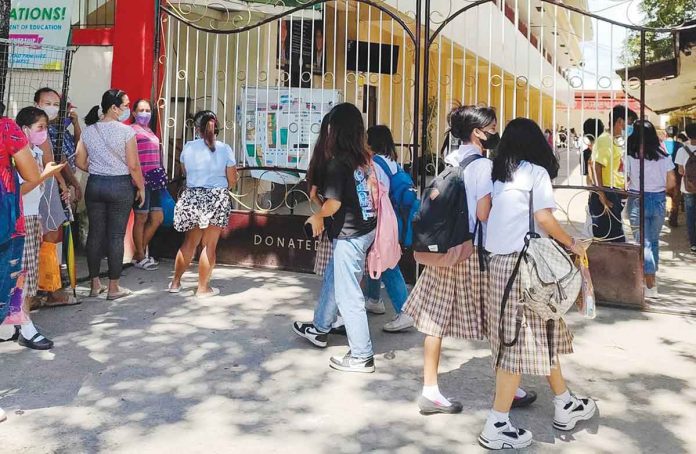 Iloilo Schools Division superintendent Luz de los Reyes says Iloilo schools follow the health protocols against coronavirus disease 2019, especially the wearing of facemasks. Photo shows students and parents/guardians outside the Mandurriao National High School in Iloilo City. PN PHOTO