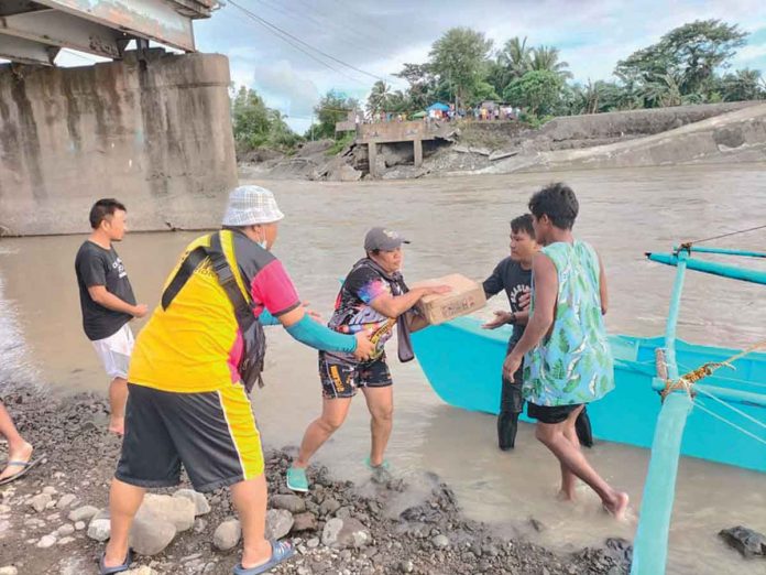 Hundreds of food packs for typhoon-affected residents in northern Antique are being transported across the Paliwan River through bancas and improvised zipline because the Paliwan Bridge is impassable. Severe Tropical Storm “Paeng” damaged it. PROVINCE OF ANTIQUE FB PAGE PHOTO