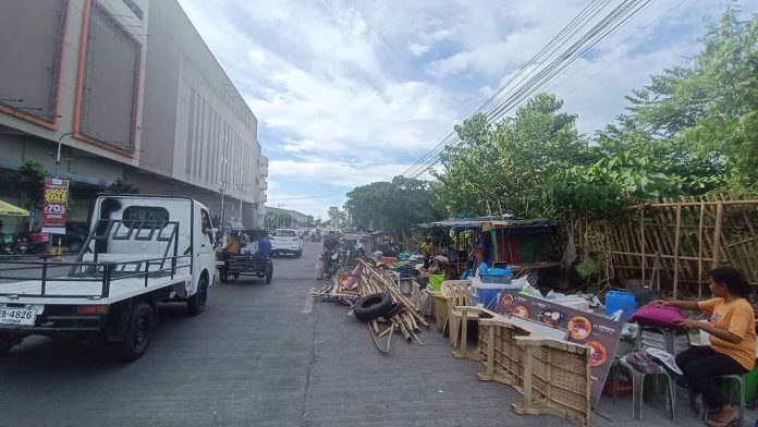 Bacolod City’s North Capitol Road was cleared of illegal structures on Monday morning, Nov. 28, with most vendors voluntarily complying. Shanties obstruct traffic in the area. AKSYON RADYO BACOLOD PHOTO