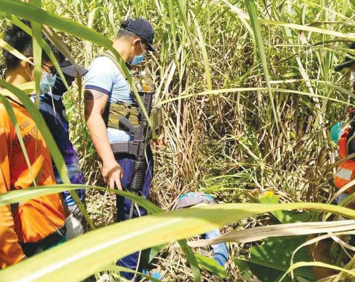 Suspect Randy Maniego attacked Gelly Recodo and her niece Bernalyn Abranilla, and beheaded Recodo over a money dispute in Purok Himaya, Barangay Maquiling, Sagay City, Negros Occidental on Saturday, Nov. 26. Photo shows Recodo’s remains at the sugarcane plantation. SAGAY CITY POLICE STATION PHOTO