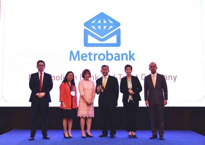 Metrobank Head of Financial Markets Sector Fernand Tansingco (3rd from right) receives the 2023 Top Market Maker for Government Securities Eligible Dealers Award from National Treasurer Rosalia De Leon (3rd from left). Other people in the photo are (from left): Deputy Treasurer Eduardo Marino III, Deputy Treasurer Gisela Lood, Metrobank Rates and Credits Division Head Kathryn Abes, and Deputy Treasurer Erwin Sta. Ana.