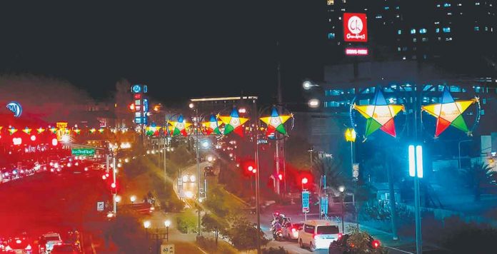 Colorful giant parols are now the main attractions on Iloilo City’s main thoroughfares. The annual “Christmas Parol of Hope” is a partnership between the Iloilo City government and Philippine Chamber of Commerce and Industry. AJ PALCULLO/PN