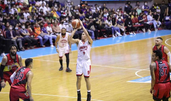 Barangay Ginebra San Miguel Kings’ Earl Scottie Thompson attempts a jumper against the defense of Ilonggo Jericho Cruz of San Miguel Beermen. PBA PHOTO