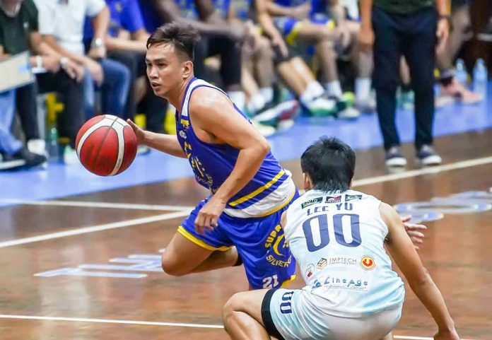 Bill Geolingo (in blue) top-scored for Supreme ABF/SilverGraces in their victory over UNO-R Red House Taiwan Shabu-Shabu over the weekend. PHOTO BY ALAN SU