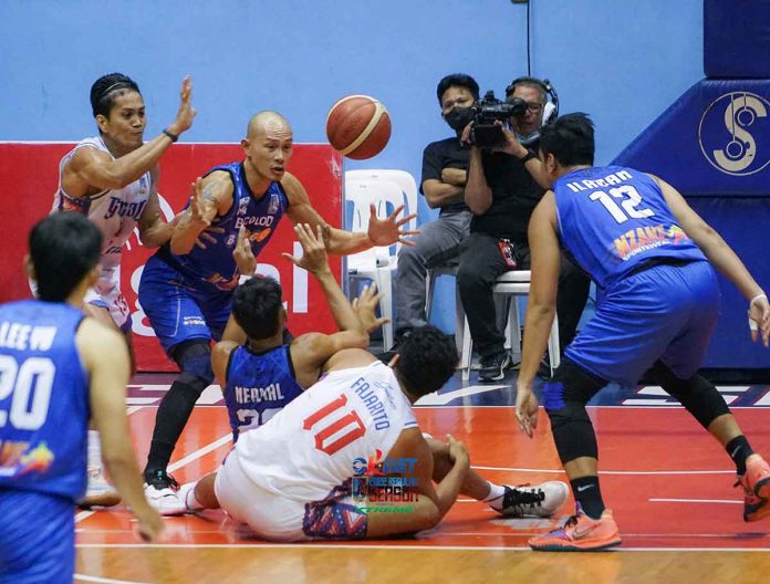 Bacolod BingoPlus’ Jhan McHale Nermal and GenSan Warriors’ Christian Fajarito are both down on the floor as they battle for a loose ball. MPBL PHOTO