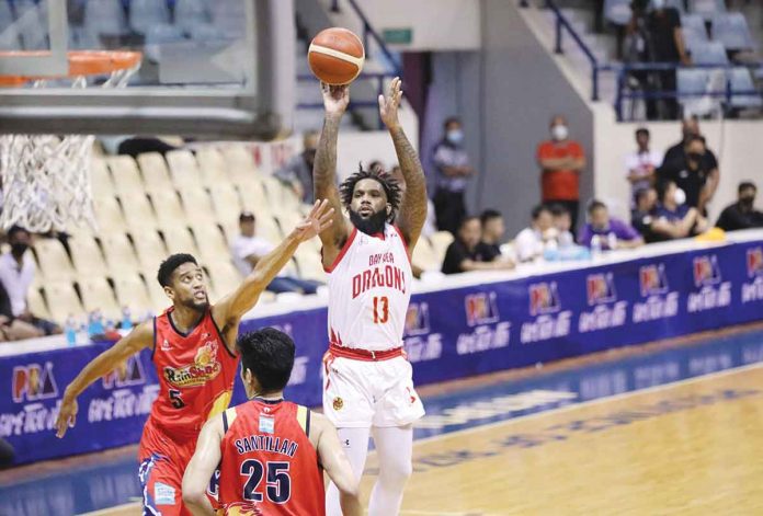 Bay Area Dragons’ Myles Powell attempts an outside hit against a Rain or Shine Elasto Painters defender. PBA PHOTO