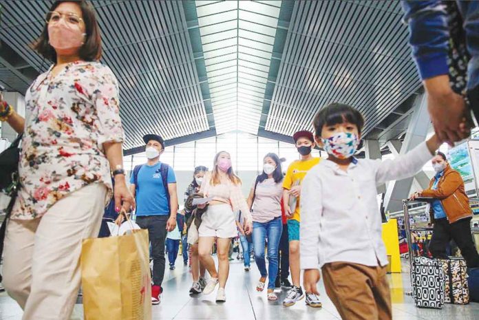 Domestic travelers prepare to board their flights at the Ninoy Aquino International Airport (NAIA) Terminal 3 in Pasay City on April 7, 2022. JONATHAN CELLONA, ABS-CBN NEWS/FILE PHOTO