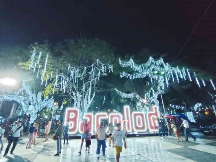 Bacolodnons enjoy the "Christmas Festival of Lights" at the Bacolod City Public Plaza. VM EL CID FAMILIARAN PHOTO