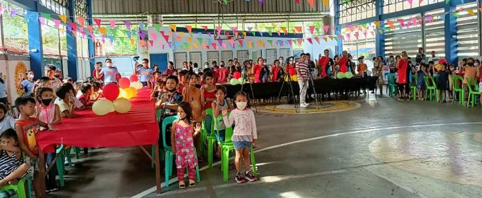 Around 100 children receive rice, groceries, slippers, and cash, among many other things, during the Regional Finance Service Office 6’s gift-giving activity in Barangay Zamora-Melliza in Iloilo City. AJ PALCULLO/PN