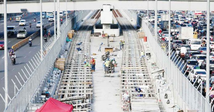 Workers check the railway at the construction of the Metro Rail Transit Line 7 (MRT-7) along Commonwealth Avenue in Quezon City. MRT-7 is under the public-private partnership. PNA PHOTO BY JOEY O. RAZON