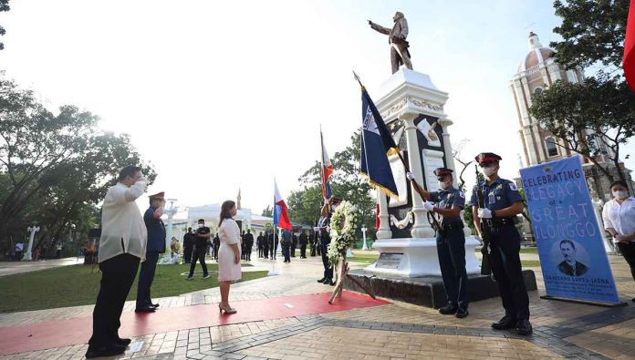 Iloilo City’s Mayor Jerry Treñas and National Historical Commission of the Philippines director Carminda R. Arevalo lead the commemoration of the 166th birth anniversary of Graciano Lopez Jaena in Jaro plaza on Sunday, Dec. 18. ILOILO CITY MAYOR’S OFFICE PHOTO