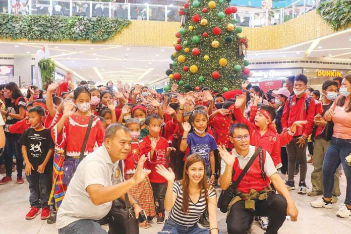 Indigenous People kids from Pan-ayanon Bukidnon in Capiz enjoy their field trip at the SM City-Roxas. CAPIZ PROV’L GOV’T COMMUNICATION GROUPS PHOTO