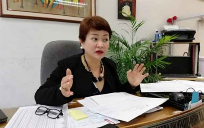 Iloilo Provincial Health Office head, Dr. Maria Socorro Colmenares-Quiñon, reminds Ilonggos, especially farmers, to avoid exposing open wounds to contaminated water such as floods following the increase in leptospirosis cases in the province. PNA PHOTO