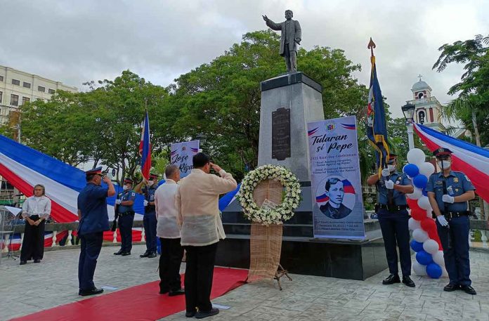 Mayor Jerry P. Treñas and University of the Philippines Visayas chancellor Clement Camposano lead the commemoration of the 126th death anniversary of national hero, Dr. Jose Rizal, at Plaza Libertad in Iloilo City on Friday, Dec. 30, 2022. AJ PALCULLO/PN