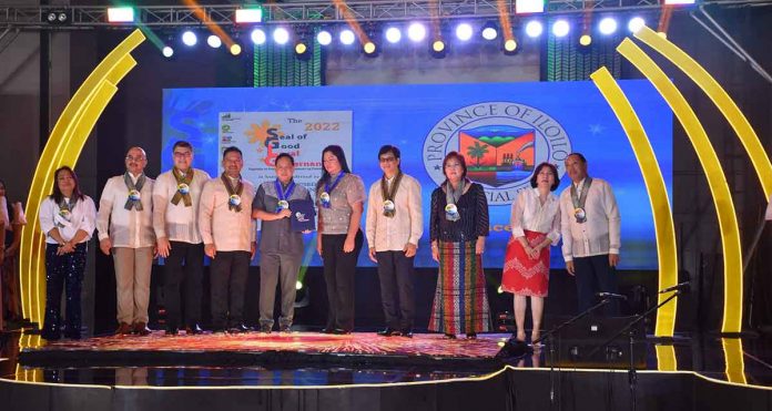 Iloilo’s Gov. Arthur Defensor Jr. and Vice Gov. Christine Garin (5th and 6th from left) receive the 2022 Seal of Good Local Governance award from Department of Interior and Local Government (DILG) secretary Benjamin Abalos Jr. and Sen. JV Ejercito on Dec. 15 in Metro Manila. With them are DILG Region 6 director Juan Jovian E. Ingeniero, Assistant Regional Director Maria Calpiza J. Sardua and DILG-Iloilo director Carmelo F. Orbista. DILG ILOILO PROVINCE FACEBOOK PHOTO