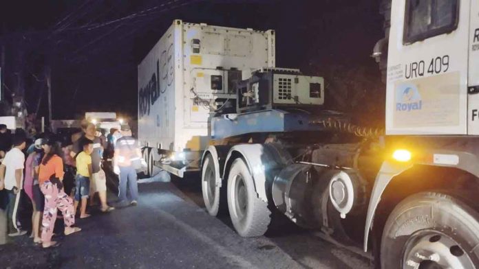 A 68-year-old man riding a bicycle was hit by a trailer truck in Ibajay, Aklan. ELWIN MANGILAYA SITJAR/RMN DYKR KALIBO FACEBOOK