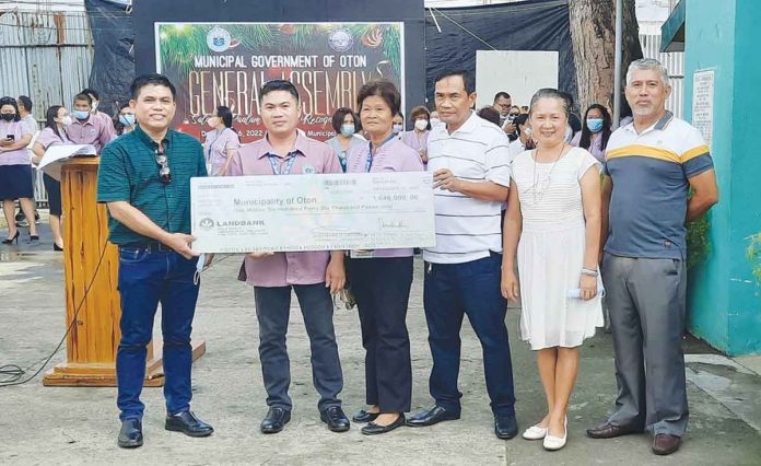 Oton’s Mayor Sofronio L. Fusin, Jr. (3rd from right) presents the check amounting to P1,646,000, turned over by the Iloilo provincial government as cash assistance for the town’s hog raisers affected by the African Swine Fever. OTON INFOCEN FACEBOOK PAGE PHOTO