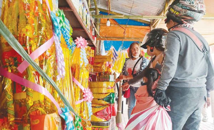 Customers buy firecrackers for their New Year celebration at a stall along the Circumferential Road 1 in Jaro, Iloilo City. AJ PALCULLO/PN