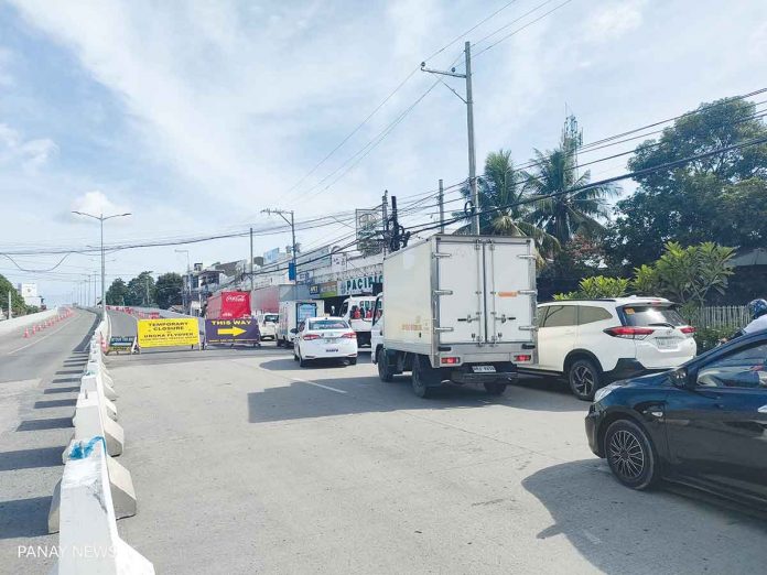 The closure of the P680-million newly-built but defective flyover in Barangay Ungka II, Pavia, Iloilo worsens the traffic congestion in the area. The flyover was closed on Sept. 18 – two weeks after fully opening it to traffic – after vertical displacement on its three piers was observed. AJ PALCULLO/PN