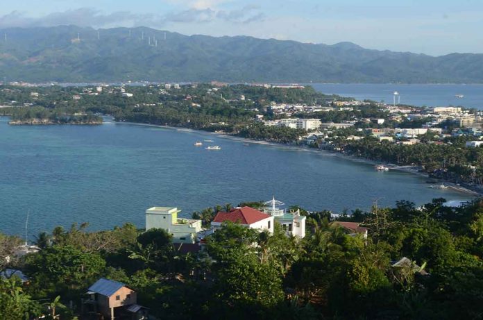 Boracay Island – which is entirely limestone – is vulnerable to sinkholes, according to the result of the Karst Subsidence Hazard Mapping conducted by Mines and Geosciences Bureau of the Department of Environment and Natural Resources in Western Visayas. Photo shows Boracay Island as seen from the Mt. Luho View Deck in Barangay Yapak, Malay, Aklan. PN PHOTO