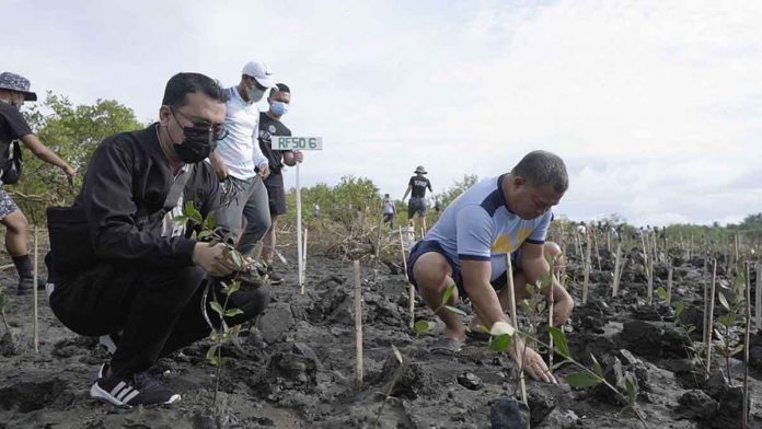 Police Regional Office 6’s Regional Finance Service Office (RFSO) chief, Police Colonel Rommel C. Estolano (right), spearheads the planting of around 1,500 mangrove seedlings at the Leganes Integrated Katunggan Ecopark in Barangay Nabitasan, Leganes, Iloilo on Dec. 9, 2022. RFSO-6 PHOTO