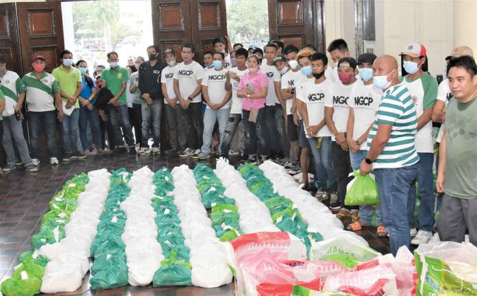 Job order and contract of service workers of the Negros Occidental provincial government receive gift packs from Gov. Eugenio Jose Lacson on Tuesday, Dec. 13, at the capitol lobby. PROV’L GOV’T OF NEGROS OCCIDENTAL PHOTO