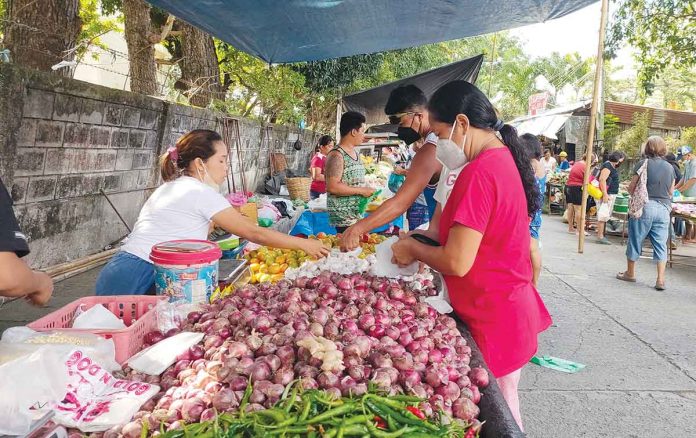 Red onions go for sale in Pavia market in Iloilo on August 17, 2022. Department of Agriculture deputy spokesperson Rex Estoperez says prices of onions have already reached up to P520 per kilogram in select markets in Manila, with farmgate prices up to P300 per kilogram. AJ PALCULLO/PN