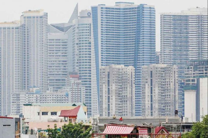 Total collections from the Bureau of Internal Revenue, Bureau of Customs and other agencies had reached P2.946 trillion as of end-October, according to the Bureau of Treasury. Photo shows a view of the Makati skyline on August 24, 2022. GEORGE CALVELO, ABS-CBN NEWS PHOTO