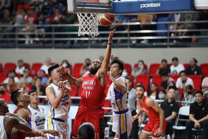 Barangay Ginebra San Miguel Kings’ Stanley Pringle splits the defense of Magnolia Chicken Timplados Hotshots’ Ian Sangalang and Andy Mark Barroca. PBA PHOTO