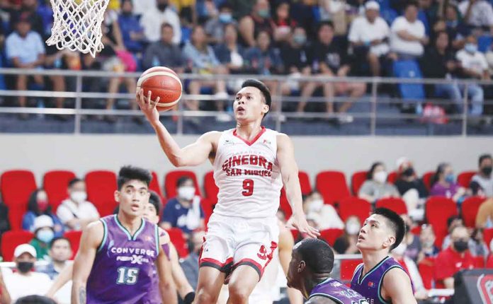 Barangay Ginebra San Miguel Kings’ Earl Scottie Thompson floats for a layup as his Converge FiberXers defenders look on. PBA PHOTO