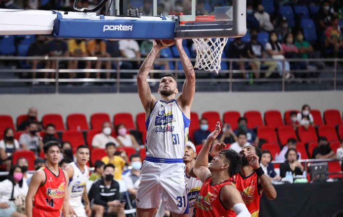 Magnolia Chicken Timplados Hotshots’ Nicholas Rakocevic was uncontested for an inside hit. PBA PHOTO