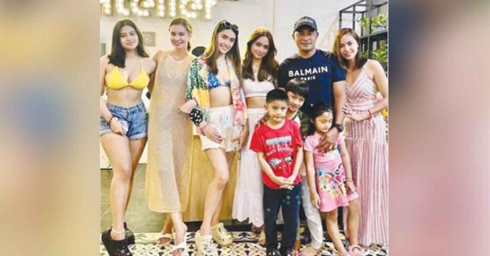 Celebrity mom Sunshine Cruz shares her plans for the upcoming holidays which include ex-husband Cesar Montano and stepson Diego Loyzaga.