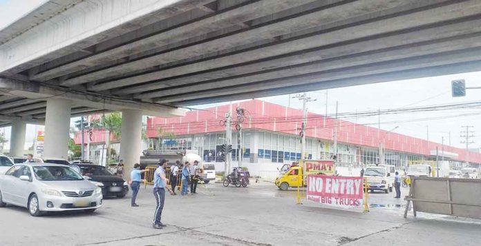 Iloilo City’s Public Safety and Transportation Management Office closed the Circumferential Road 1 intersection on Thursday, Dec. 8, to give way to the carousel traffic scheme in the vicinity of the Ungka flyover. The scheme was suspended after just three hours of implementation because it failed to ease traffic congestion. AJ PALCULLO/PN