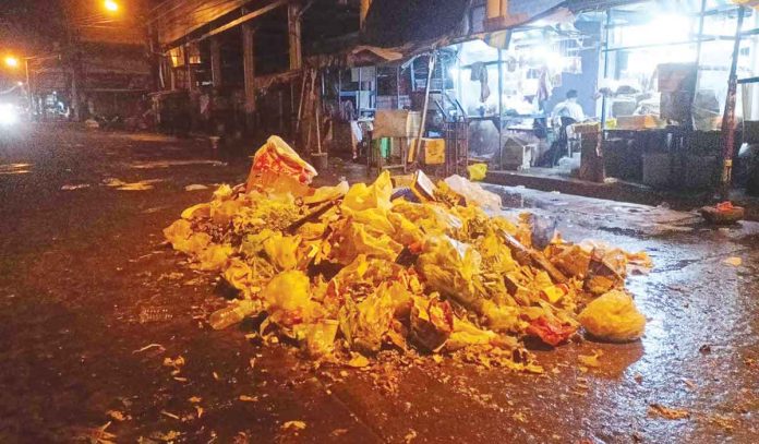 Loads of trash pile up all in Bacolod City’s downtown area after the New Year celebration. The city government’s Department of Public Services collected over 53,000 cubic meters of garbage in December 2022. AKSYON RADYO BACOLOD PHOTO