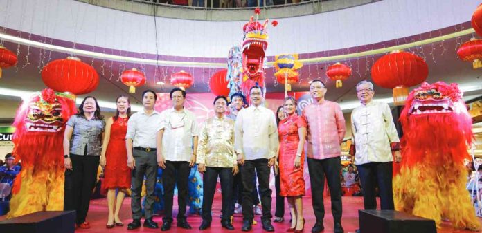 Key local officials and leaders of different Chinese-Filipino organizations in Iloilo City joined the 2023 Chinese New Year celebration. They were Iloilo City Rep. Julienne Baronda, Uswag Ilonggo Rep. Jojo Ang, Vice Mayor Jeffrey Ganzon on behalf of Mayor Jerry Treñas, Charles Ho (Chairman of the Chinese New Year Task Force), Alex Li (President of the Philippine Chinese Chamber and Industry, Panay Chapter), Ramon Chua Locsin (President of the Federation of Filipino-Chinese Chamber of Commerce of Panay, Inc.), Vicente Tang (President of the Filipino-Chinese Chamber of Commerce-Iloilo), Oscar Chua (President of the Philippine Jinjiang Chamber of Commerce), Private Wealth Management-Singapore Director Keith Halley, SM Group Marketing Manager Kristine Yap, and SM Supermall Regional Operations Manager Girlie Libo-on.