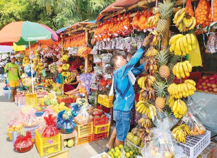 The inflation rate in December 2022 was driven by faster rate of increases in prices of vegetables especially cabbage, rice, and fruits like bananas. AJ PALCULLO/PN